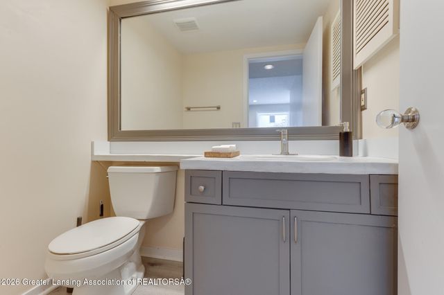 6101 Oak Park Trail, Haslett, MI 48840