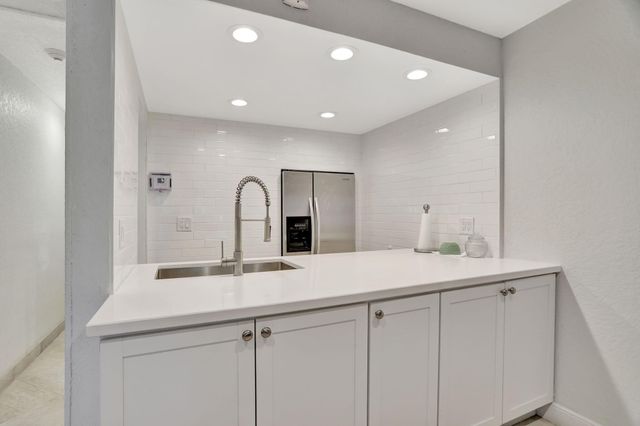 1069 Hillsboro Mile 606, Hillsboro Beach, FL 33062