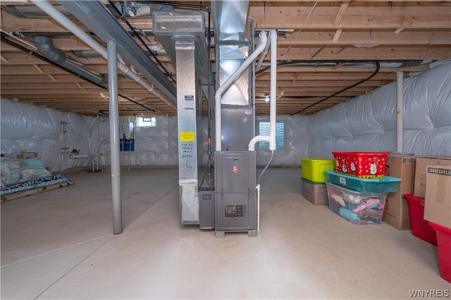 40 Greenspring Court, West Seneca, NY 14224