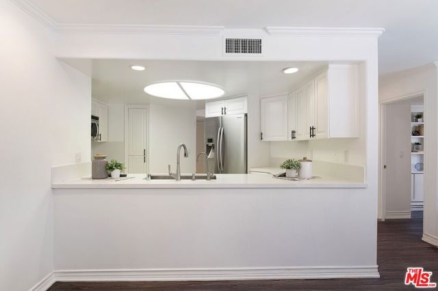 2007 S Beverly Glen Boulevard 102, Los Angeles, CA 90025