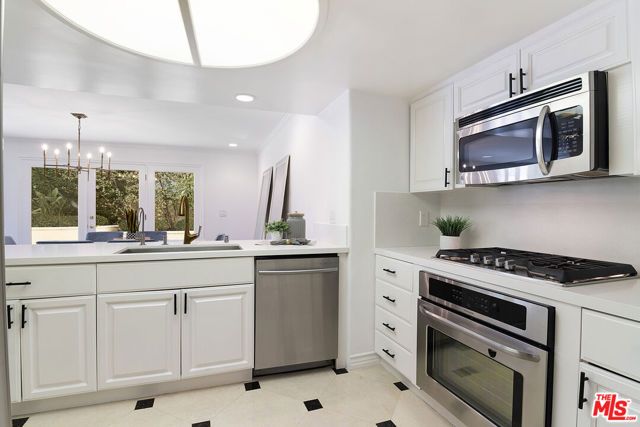 2007 S Beverly Glen Boulevard 102, Los Angeles, CA 90025