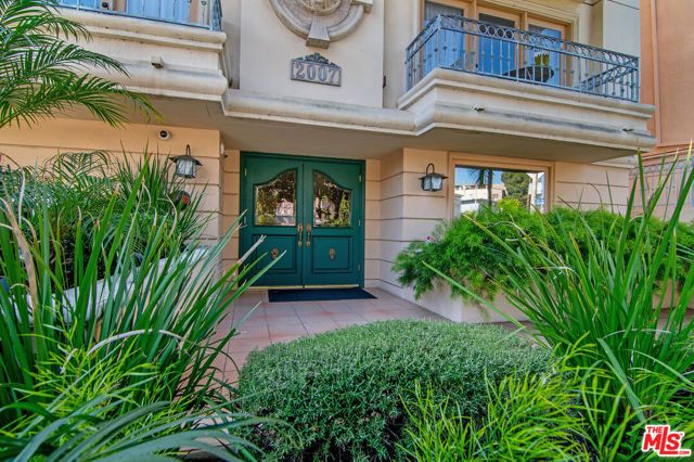 2007 S Beverly Glen Boulevard 102, Los Angeles, CA 90025