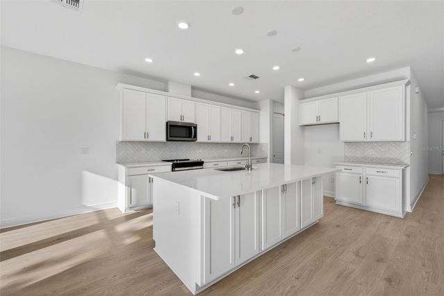 983 FIESTA KEY CIRCLE, Lady Lake, FL 32159