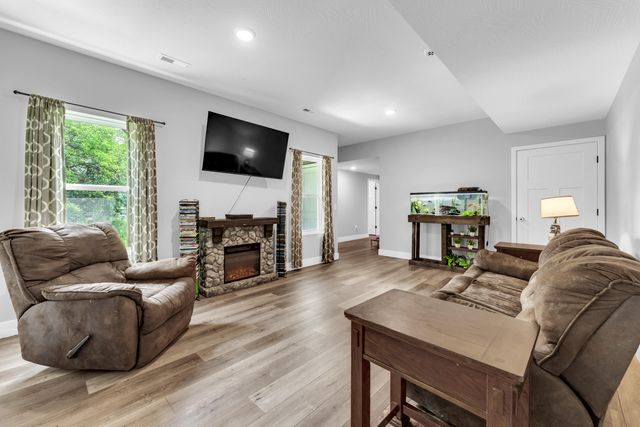 1444 E Macon Street, Republic, MO 65738