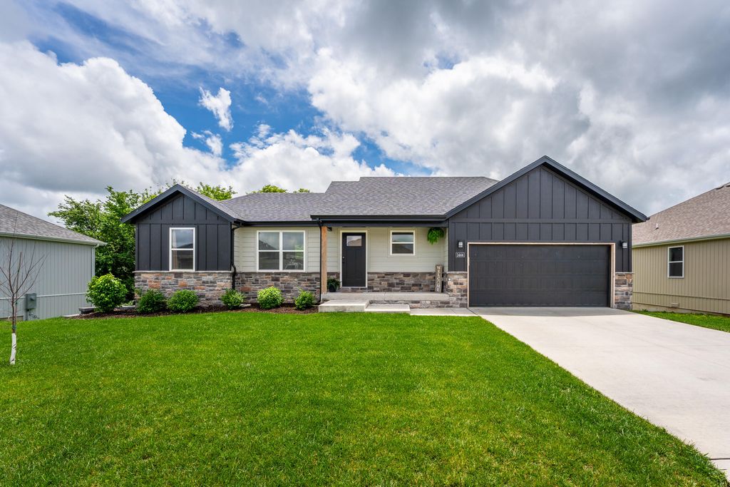 1444 E Macon Street, Republic, MO 65738
