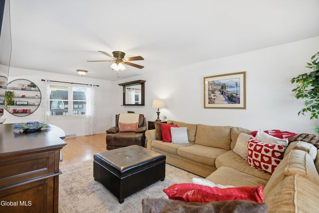 4 Kings Mill Court, Colonie, NY 12205