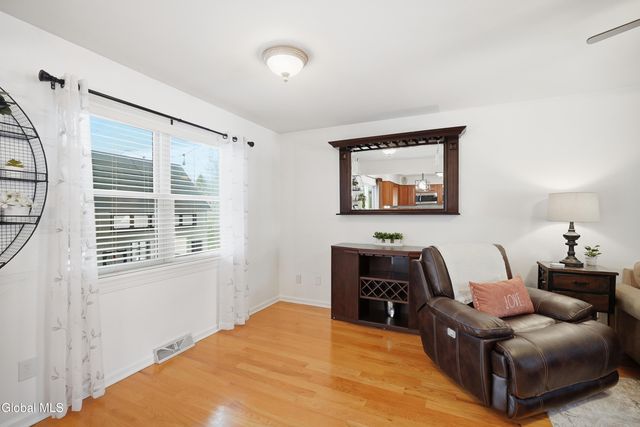 4 Kings Mill Court, Colonie, NY 12205