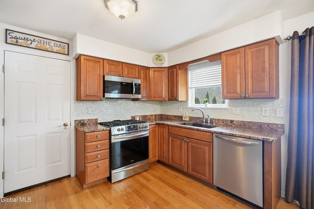 4 Kings Mill Court, Colonie, NY 12205