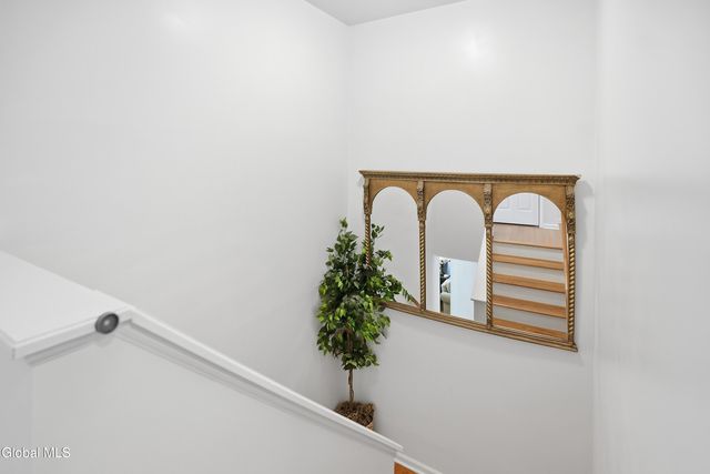 4 Kings Mill Court, Colonie, NY 12205