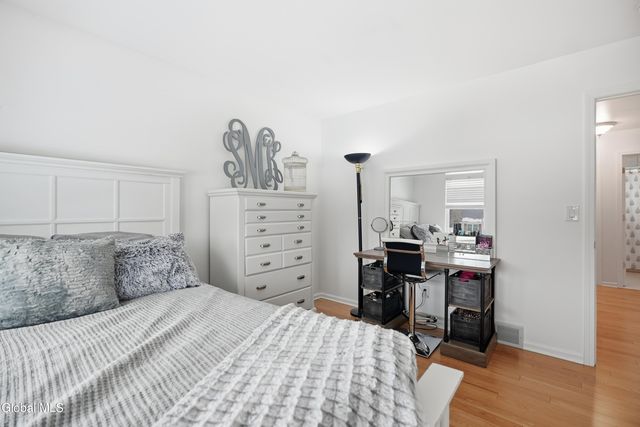 4 Kings Mill Court, Colonie, NY 12205