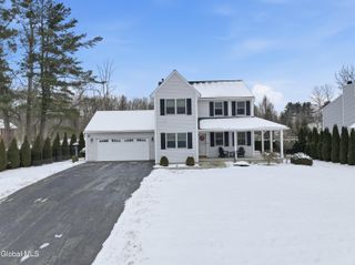 4 Kings Mill Court, Colonie, NY 12205