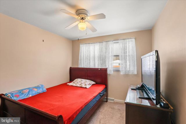 2430 BRADFORD DR, York, PA 17402