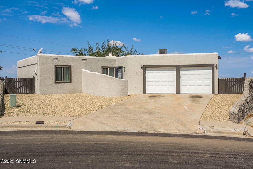 740 Lariat Drive, Las Cruces, NM 88011