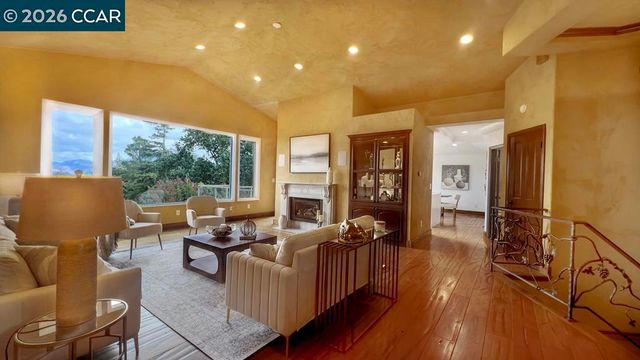 800 Hamilton Dr, Pleasant Hill, CA 94523