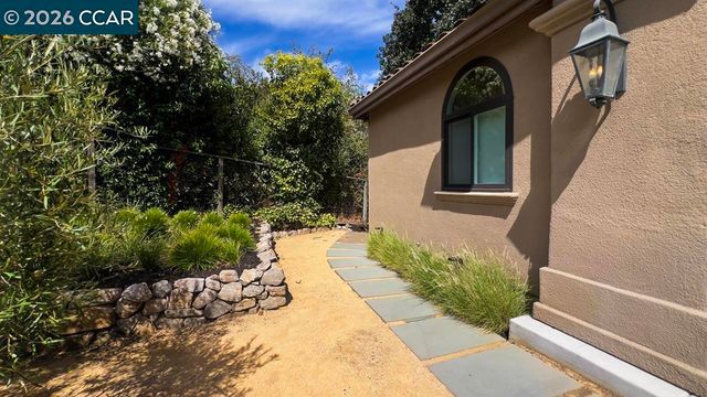800 Hamilton Dr, Pleasant Hill, CA 94523