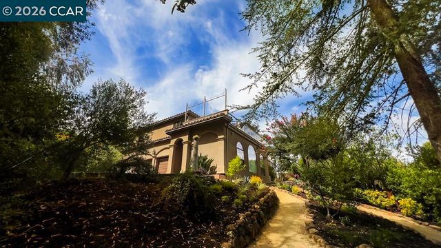 800 Hamilton Dr, Pleasant Hill, CA 94523