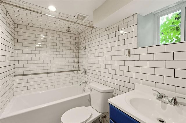4216 NE 44TH Street, Kansas City, MO 64117