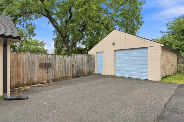 4216 NE 44TH Street, Kansas City, MO 64117
