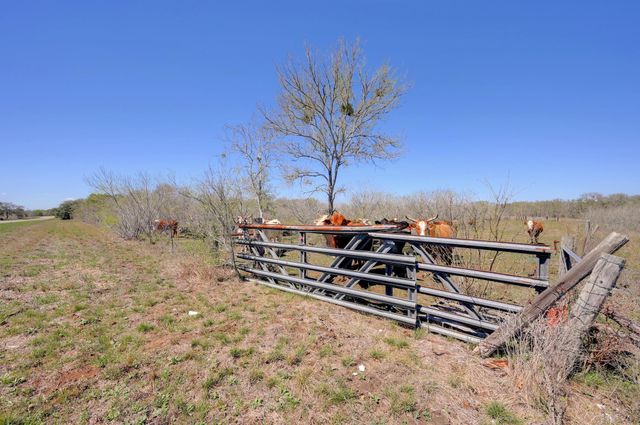 000 FM 2814, Waelder, TX 78959