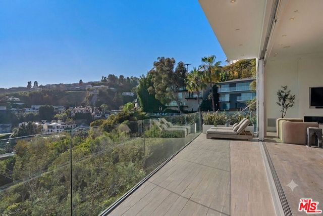 8760 Hollywood Boulevard, Los Angeles, CA 90069