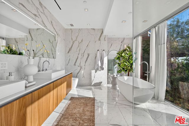 8760 Hollywood Boulevard, Los Angeles, CA 90069