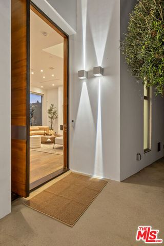 8760 Hollywood Boulevard, Los Angeles, CA 90069