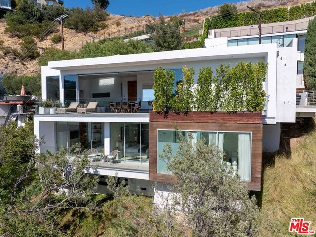 8760 Hollywood Boulevard, Los Angeles, CA 90069