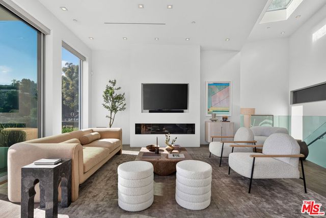 8760 Hollywood Boulevard, Los Angeles, CA 90069
