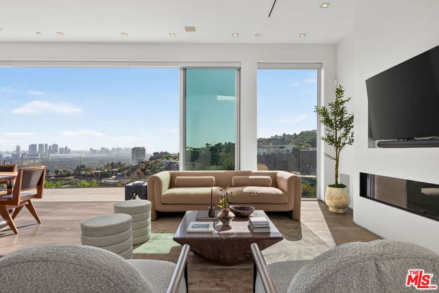 8760 Hollywood Boulevard, Los Angeles, CA 90069