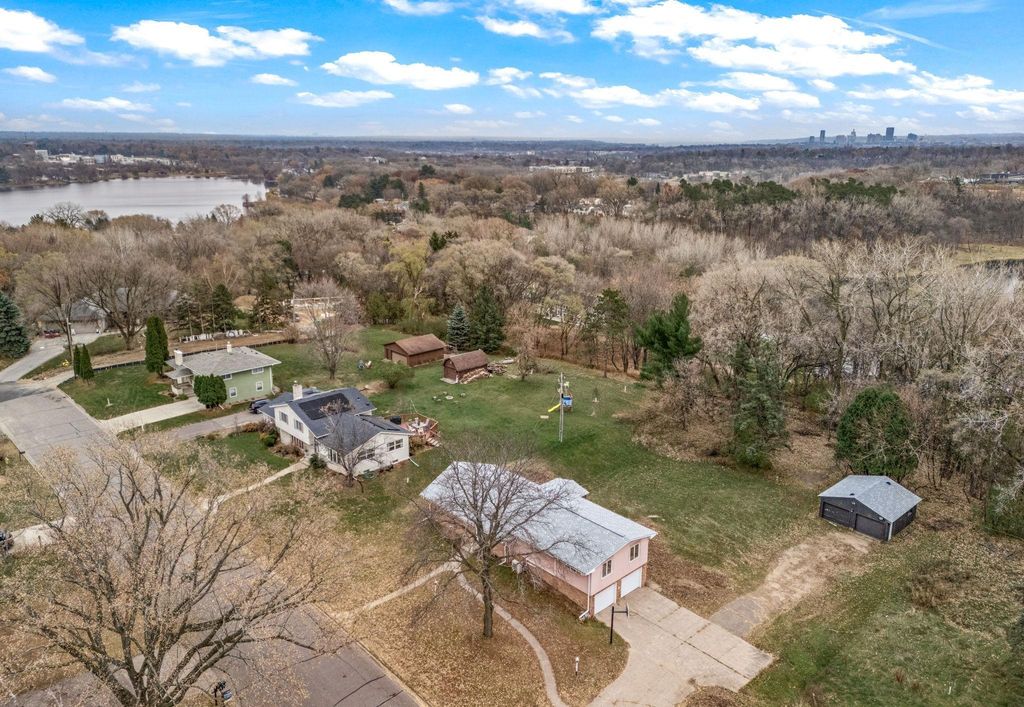 590 Ryan Avenue W, Roseville, MN 55113