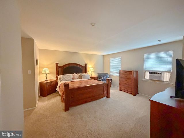 54 LAKESIDE DR, Marlton, NJ 08053