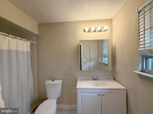 54 LAKESIDE DR, Marlton, NJ 08053
