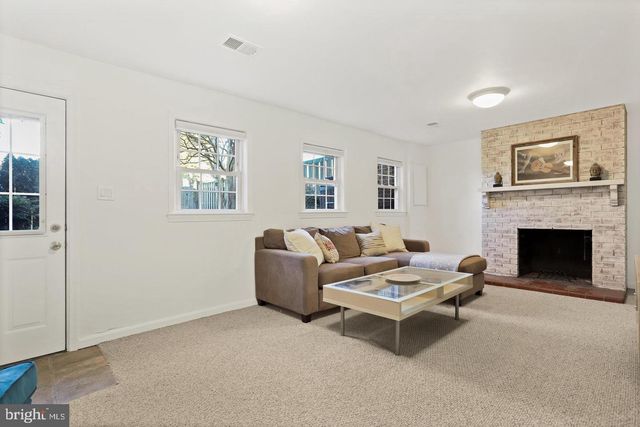 16 S ABINGDON ST, Arlington, VA 22204