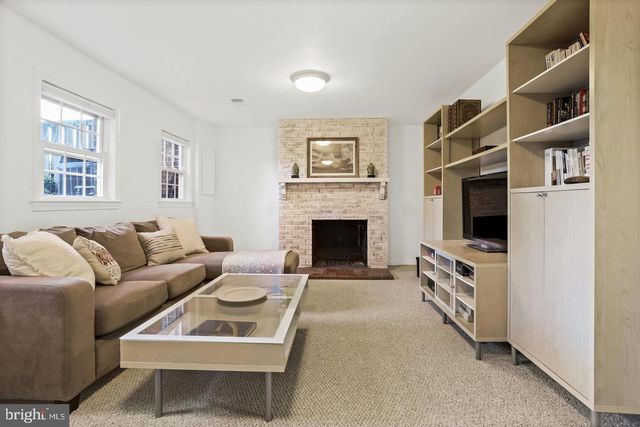 16 S ABINGDON ST, Arlington, VA 22204