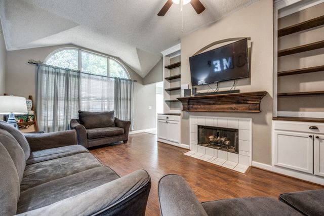 726 Texas Oak Trail, Lake Dallas, TX 75065