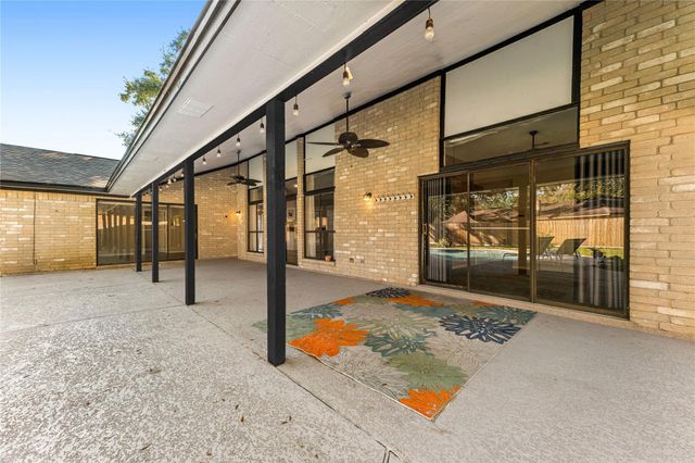 303 Narcissus Street, Lake Jackson, TX 77566