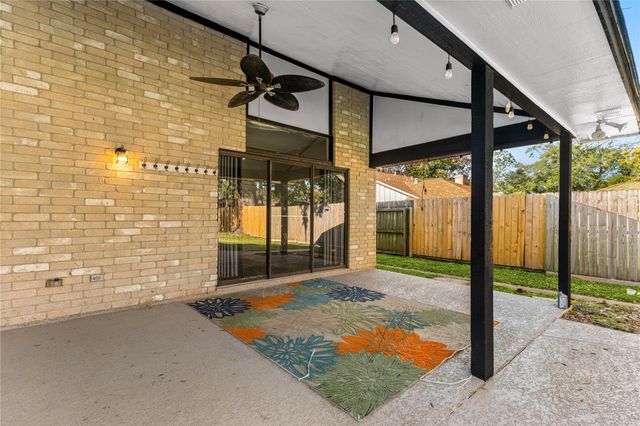 303 Narcissus Street, Lake Jackson, TX 77566