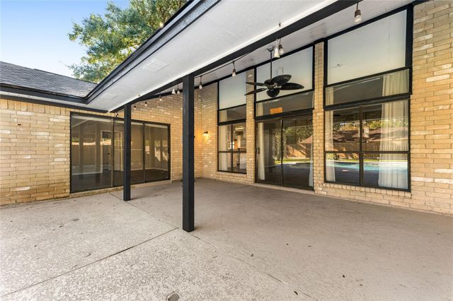 303 Narcissus Street, Lake Jackson, TX 77566