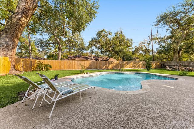 303 Narcissus Street, Lake Jackson, TX 77566