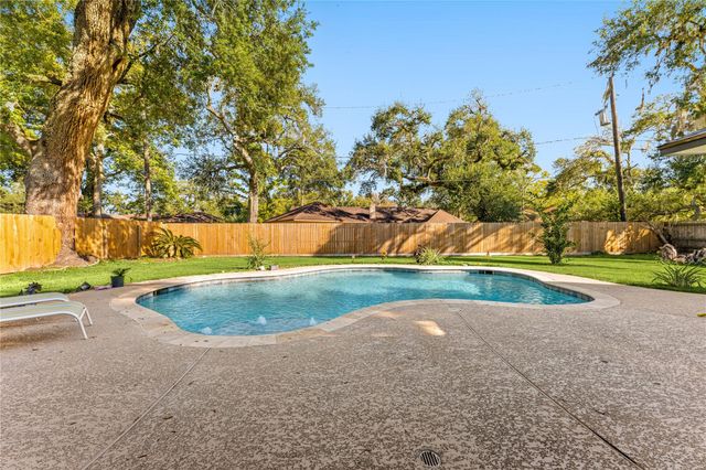 303 Narcissus Street, Lake Jackson, TX 77566