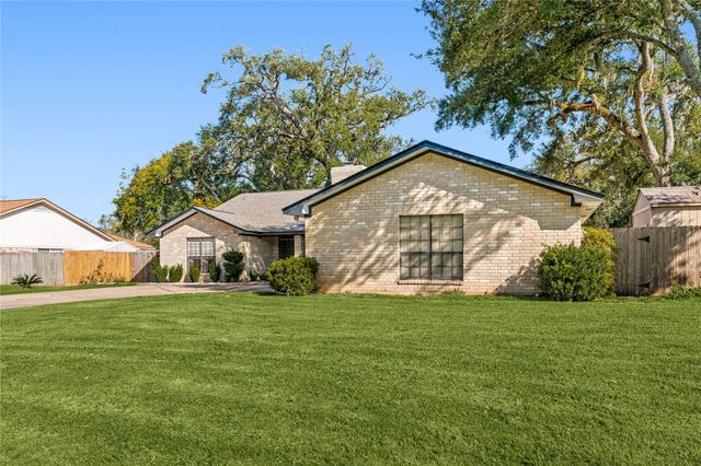 303 Narcissus Street, Lake Jackson, TX 77566