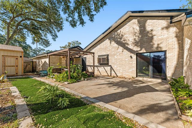 303 Narcissus Street, Lake Jackson, TX 77566