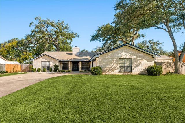 303 Narcissus Street, Lake Jackson, TX 77566