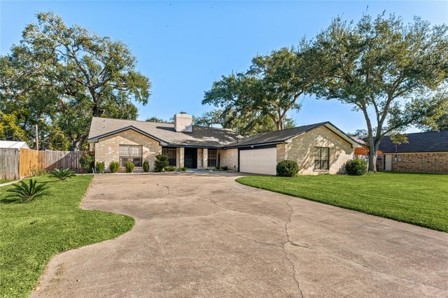 303 Narcissus Street, Lake Jackson, TX 77566