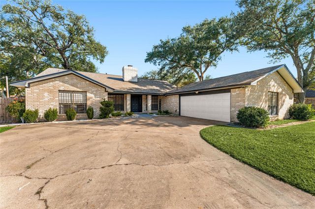 303 Narcissus Street, Lake Jackson, TX 77566