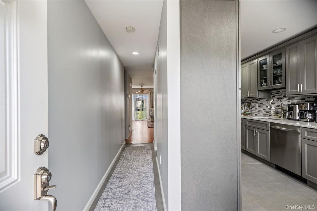 15 Springfield Circle, Central Islip, NY 11722 — photo 4