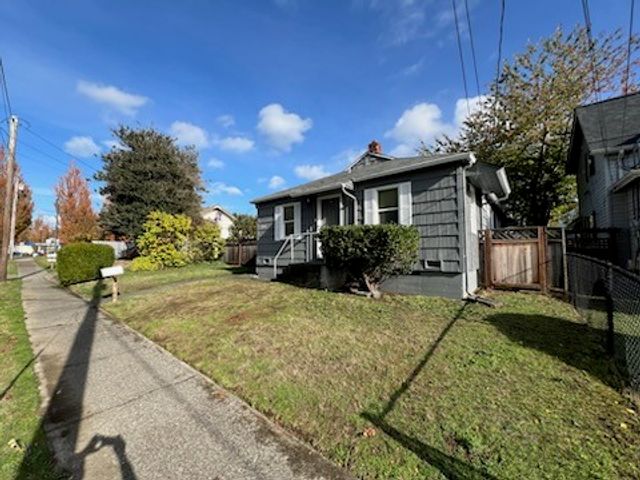 138 N Rainier Avenue, Bremerton, WA 98312