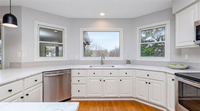 2804 Scenic Place, West Des Moines, IA 50265