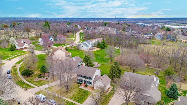 2804 Scenic Place, West Des Moines, IA 50265