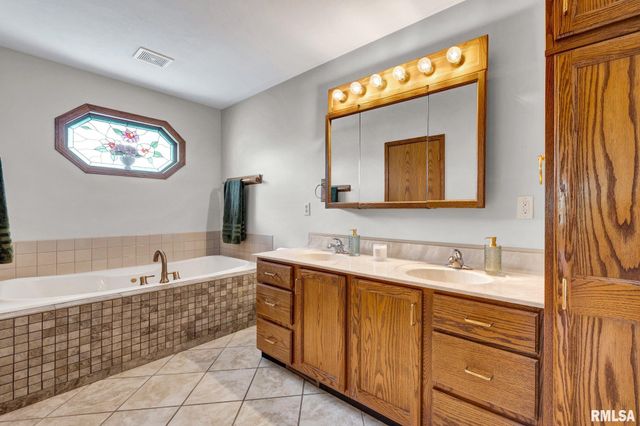 1111 W Cayman Cove, Peoria, IL 61615